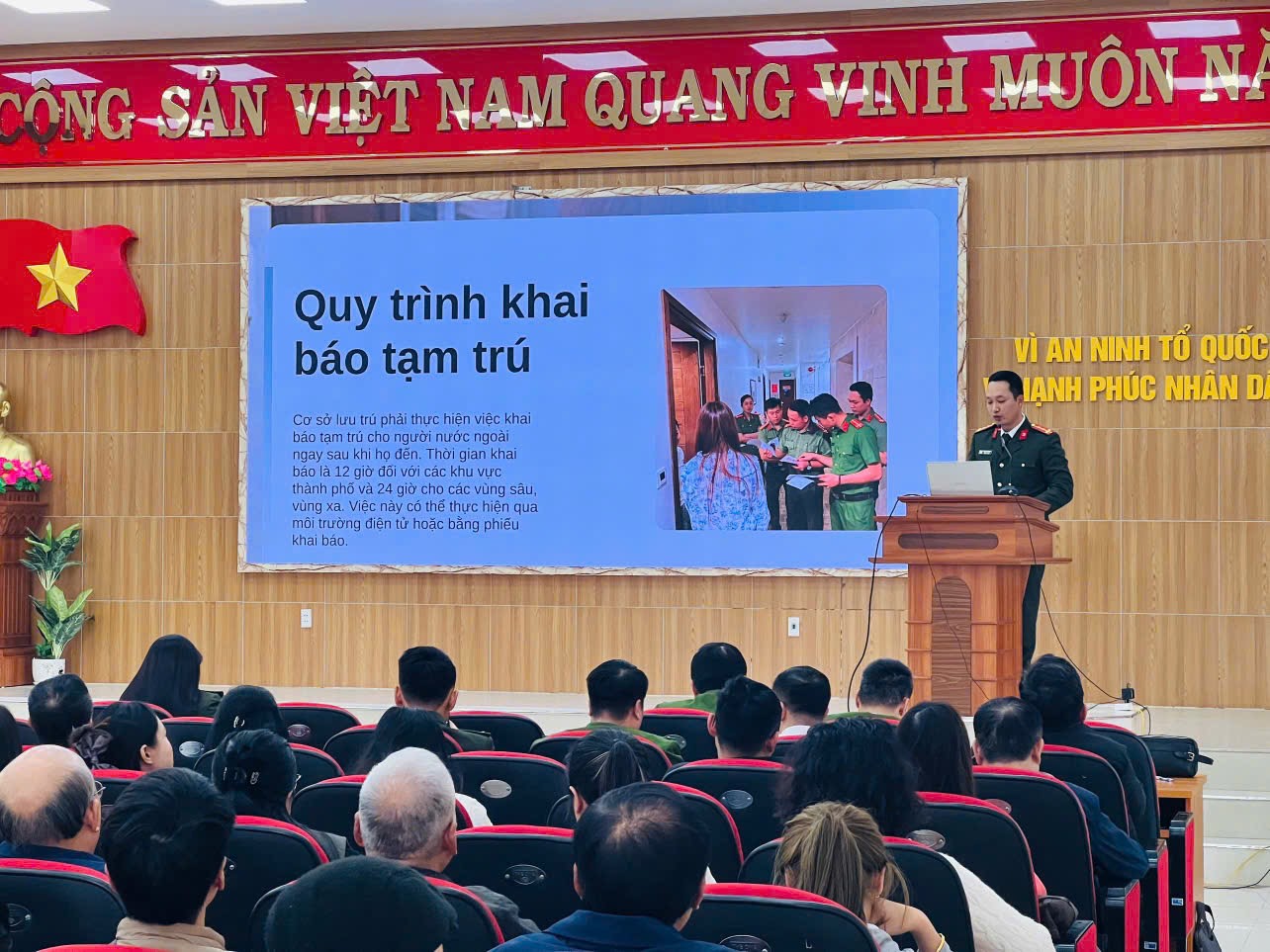 Công an phường Hải An tuyên truyền, phổ biến, giáo dục pháp luật cho chủ, đại diện 150 cơ sở lưu trú người nước ngoài